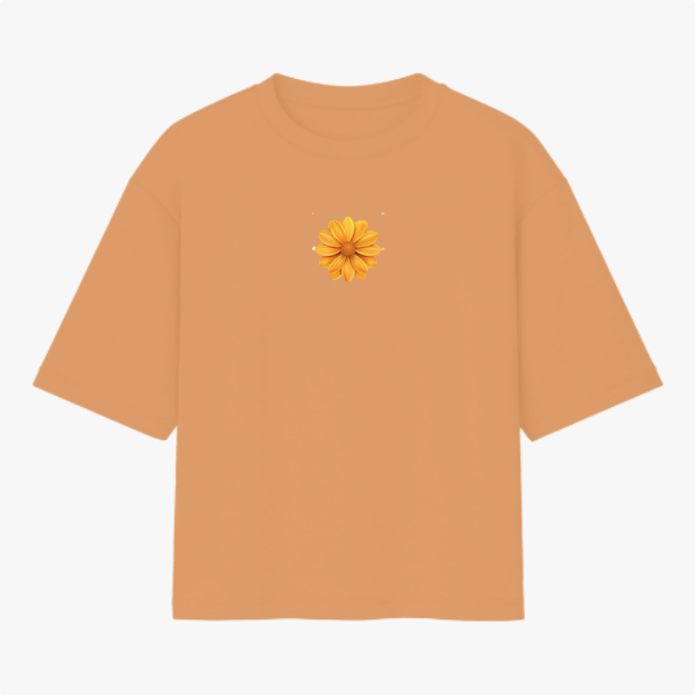 Camiseta com estampa frontal de uma flor amarela detalhada, com pétalas bem definidas e sobreposição harmoniosa, formando um design centralizado.