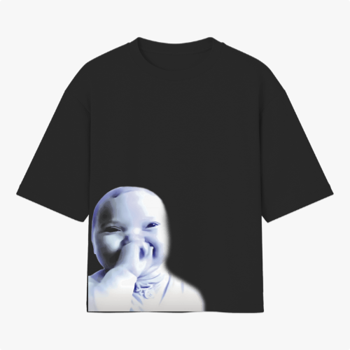 Camiseta com estampa frontal de um rosto de bebê sorridente cobrindo parcialmente a parte frontal inferior, criando um efeito suave e expressivo.
