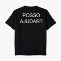 Camiseta com estampa frontal de "POSSO AJUDAR?" em letras maiúsculas discretas no peito e estampa traseira de "POSSO AJUDAR?" em letras maiores no centro.