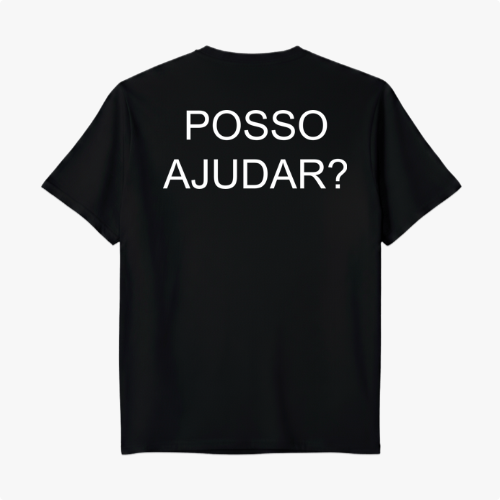 Camiseta com estampa frontal de "POSSO AJUDAR?" em letras maiúsculas discretas no peito e estampa traseira de "POSSO AJUDAR?" em letras maiores no centro.