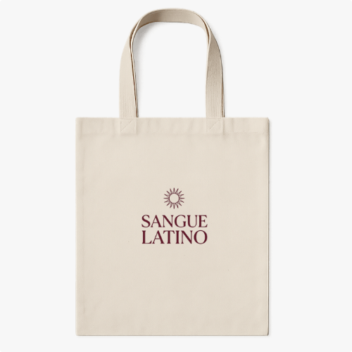 Ecobag com estampa frontal de um sol estilizado acima das palavras "SANGUE LATINO" em fonte distinta, realçando o design com simplicidade e elegância.