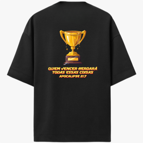 Camiseta com estampa frontal de troféu pequeno à esquerda e estampa traseira de grande troféu acompanhado da frase "QUEM VENCER HERDARÁ TODAS ESSAS COISAS APOCALIPSE 21:7".