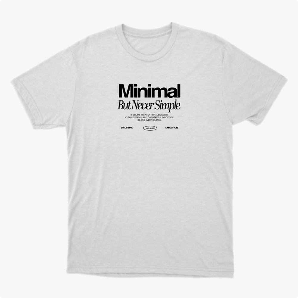 Camiseta com estampa frontal de texto "Minimal But Never Simple" seguido de subtitulos sobre construção, sistemas, execução e disciplina.
