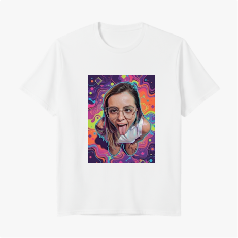 Camiseta com estampa frontal de retrato feminino em estilo digital, sobre um fundo psicodélico vibrante com padrões abstratos e formas geométricas.