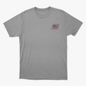Camiseta com estampa frontal de um emblema pequeno com a palavra "VALA" e estampa traseira com texto "VALA KUSTOM SEM DESCULPAS SEM REMORSOS" e detalhes geométricos.