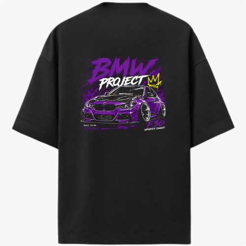 Camiseta com estampa frontal de coroa estilizada e estampa traseira de carro esportivo BMW, texto "BMW PROJECT" e detalhes visuais dinâmicos.
