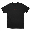 Camiseta com estampa frontal de texto "PREACHING John 3:16" em vermelho e estampa traseira com mix de textos, incluindo "JOÃO 3" e elementos sublinhados.