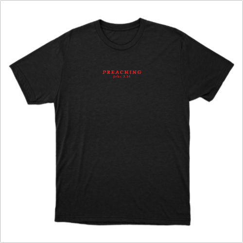 Camiseta com estampa frontal de texto "PREACHING John 3:16" em vermelho e estampa traseira com mix de textos, incluindo "JOÃO 3" e elementos sublinhados.