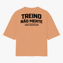 Camiseta com estampa frontal de "IRON DISCIPLINE" em estilo metálico e estampa traseira de "TREINO NÃO MENTE" em letras grandes, acompanhada por "IRON DISCIPLINE".