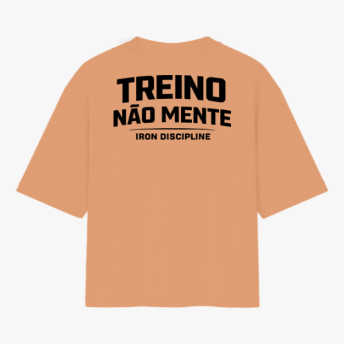 Camiseta com estampa frontal de "IRON DISCIPLINE" em estilo metálico e estampa traseira de "TREINO NÃO MENTE" em letras grandes, acompanhada por "IRON DISCIPLINE".