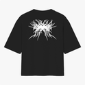 Camiseta com estampa frontal de texto estilizado "Pântano 3000" em um design de respingos e estampa traseira com padrão abstracto intrincado com elementos pontiagudos.