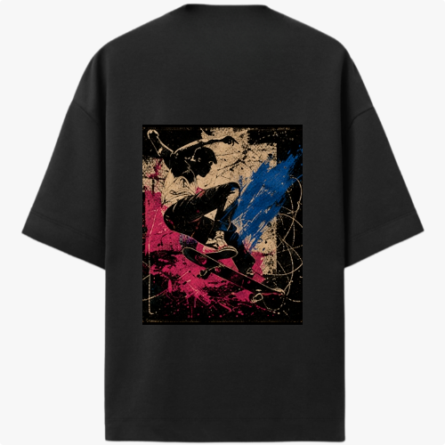 Camiseta com estampa frontal de símbolo geométrico simples no peito e estampa traseira de skatista em ação com efeito gráfico de tinta em respingos.