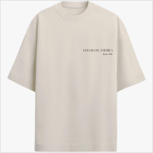 Camiseta com estampa frontal de "God Bless America, Brazil, 2020" e estampa traseira de lista de países em colunas sob a palavra "BRASIL" centralizada.