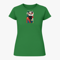 Camiseta com estampa frontal de panda estilizado, vestindo roupa clássica e chapéu, sobre fundo geométrico abstrato contrastante.