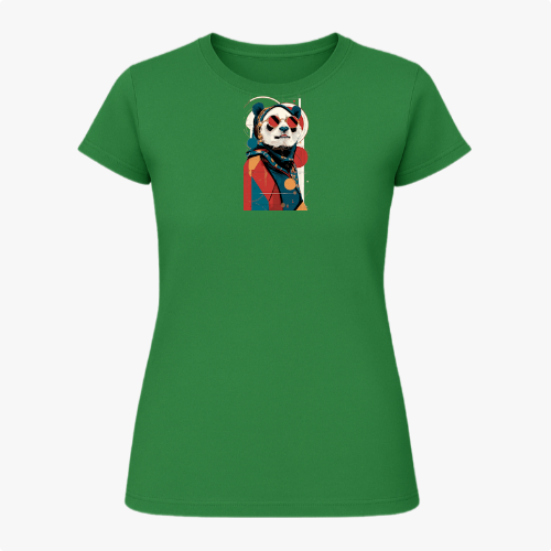 Camiseta com estampa frontal de panda estilizado, vestindo roupa clássica e chapéu, sobre fundo geométrico abstrato contrastante.