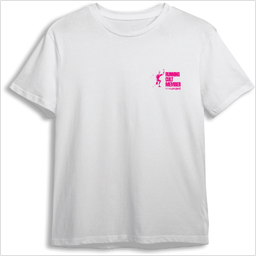 Camiseta com estampa frontal de silhueta de corredor ao lado das palavras "Running Cult Member" e "mindspace" em estilo moderno e tipografia arrojada.