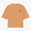 Camiseta com estampa frontal de uma estátua em preto e branco com uma coroa dourada, focando em detalhes faciais clássicos e expressivos.