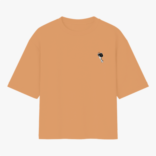 Camiseta com estampa frontal de uma estátua em preto e branco com uma coroa dourada, focando em detalhes faciais clássicos e expressivos.