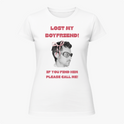 Camiseta com estampa frontal de rosto masculino em preto e branco com laço rosa na cabeça, acompanhada dos textos "LOST MY BOYFRIEND!" e "IF YOU FIND HIM PLEASE CALL ME!".
