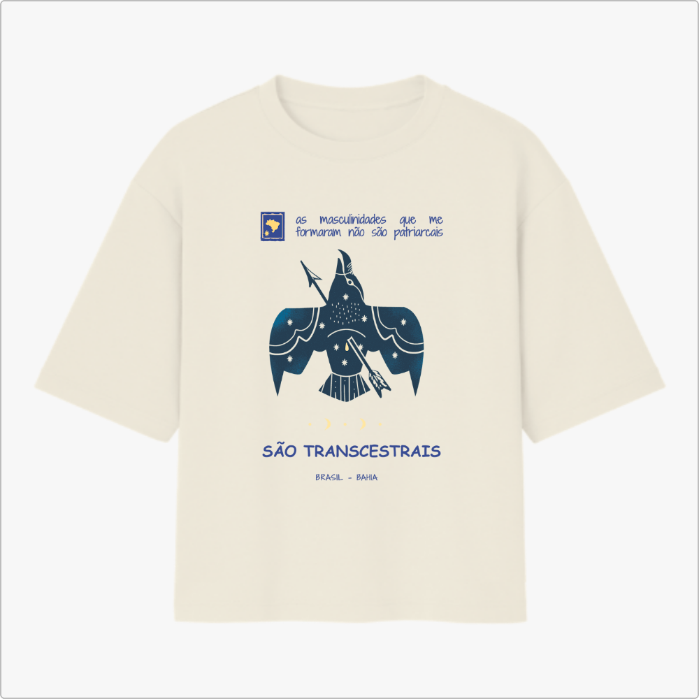 Camiseta com estampa frontal de pássaro estilizado, frases sobre masculinidades, "SÃO TRANSCESTRAIS" e "BRASIL - BAHIA"; estampa traseira de símbolo tribal.