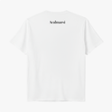 Camiseta com estampa frontal de texto estilizado "AUTISMO" colorido seguido de "Acal.mar.si" e frase pequena, e estampa traseira de "Acalmarsi".