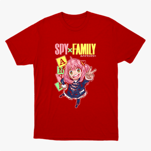 Camiseta com estampa frontal de personagem animado de cabelo rosa, cercado por blocos com letras coloridas, sobre o texto "SPY x FAMILY".