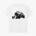 Camiseta com estampa frontal de "RIVALS" em letras elegantes e estampa traseira com imagem de carros de corrida, acompanhada das frases "NO SAFETY. NO MERCY" repetidas.