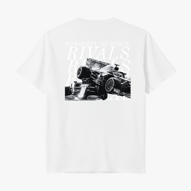 Camiseta com estampa frontal de "RIVALS" em letras elegantes e estampa traseira com imagem de carros de corrida, acompanhada das frases "NO SAFETY. NO MERCY" repetidas.