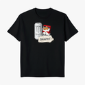Camiseta com estampa frontal de uma lata de energético ao lado de um maço de cigarros e um papel com a palavra "BREAKFAST" escrita.