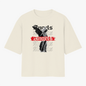 Camiseta com estampa frontal de uma estátua angelical em detalhes sombreados, sobreposta à palavra "Angels" repetida em tipografia gótica com destaque.