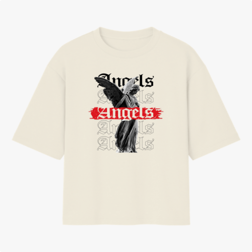 Camiseta com estampa frontal de uma estátua angelical em detalhes sombreados, sobreposta à palavra "Angels" repetida em tipografia gótica com destaque.
