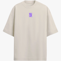 Camiseta com estampa frontal de letras estilizadas, formando uma composição vertical.