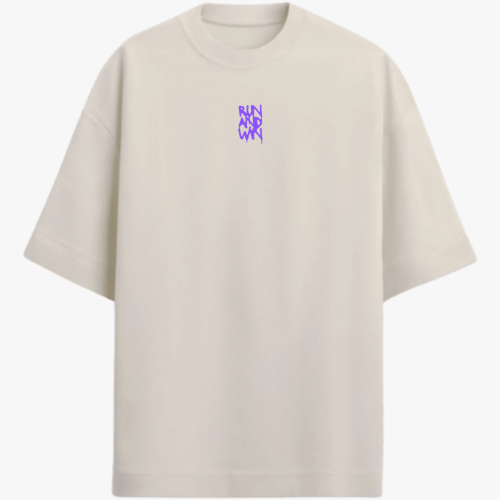 Camiseta com estampa frontal de letras estilizadas, formando uma composição vertical.