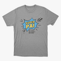 Camiseta com estampa frontal de um emblema em estilo de quadrinhos com as palavras "SUPER PAI", seguido por "MEU AMIGO, MEU EXEMPLO, MEU HERÓI".