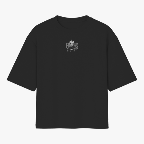 Camiseta com estampa frontal de lobo em estilo detalhado com a palavra "FANGS" e estampa traseira de máscara dual-color associada a caracteres asiáticos e nome "GAROU".