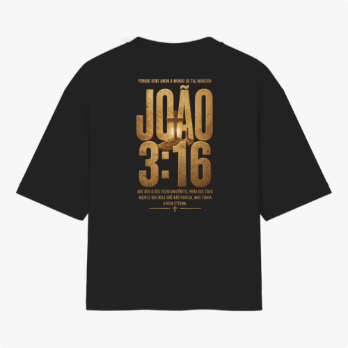 Camiseta com estampa frontal de "João 3:16" em destaque, incluindo texto complementar em estilo tipográfico impactante.