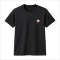 Camiseta com estampa frontal de um rosto estilizado de personagem com cabelos brancos, feições marcantes e expressivas dentro de um círculo.