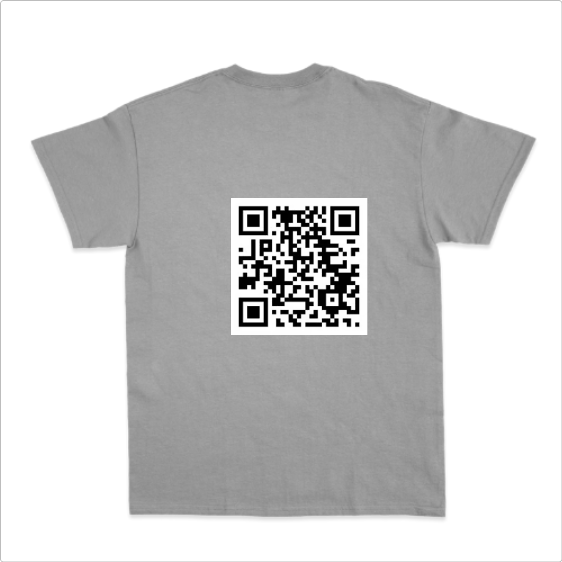 Camiseta com estampa frontal de cão estilizado em círculo lilás, com os dizeres "Heaven's Meme Ambassador" em rosa e estampa traseira de QR Code.