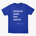 Camiseta com estampa frontal de texto estilizado "RESOLVA TUDO POR PARTES" seguido pela assinatura "-Gisele Sincerona".