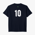 Camiseta com estampa frontal de texto "BRASIL" arqueado sobre cinco estrelas e estampa traseira do número "10" centralizado abaixo de um pequeno ícone.