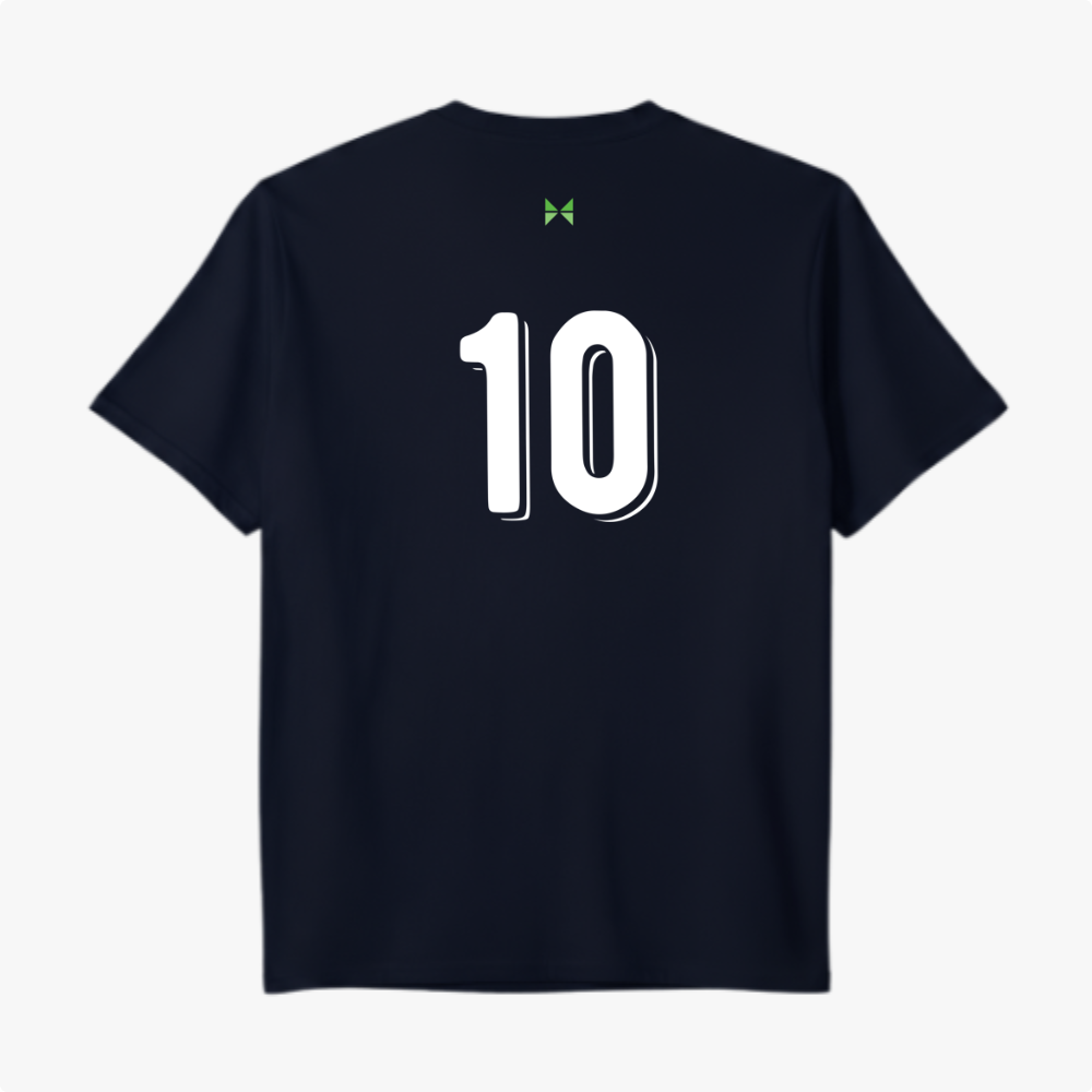 Camiseta com estampa frontal de texto "BRASIL" arqueado sobre cinco estrelas e estampa traseira do número "10" centralizado abaixo de um pequeno ícone.
