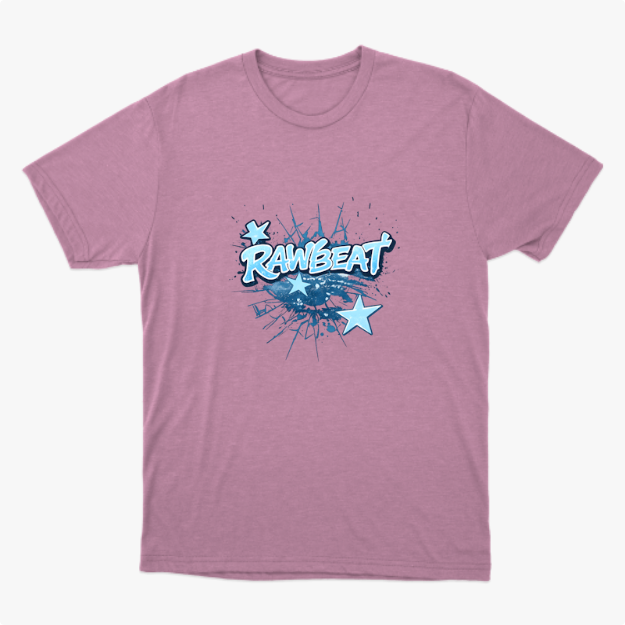Camiseta com estampa frontal de texto estilizado "RAWBEAT" cercado por estrelas e elementos gráficos que remetem a um fundo cheio de dinamismo.
