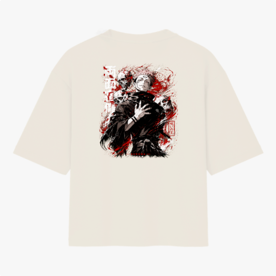 Camiseta com estampa frontal de texto estilizado com caracteres e estampa traseira de personagem em pose dramática com caveiras ao redor.