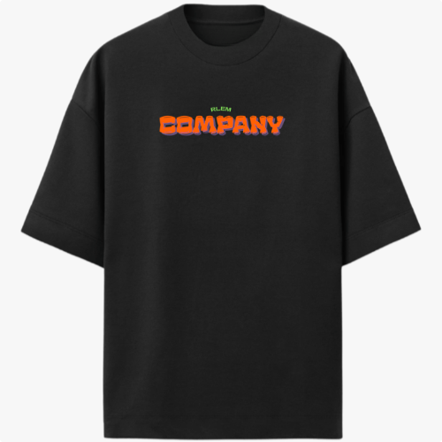 Camiseta com estampa frontal de texto "COMPANY" em relevo e estampa traseira de ilustração artística com rostos repetidos sobre fundo geométrico.