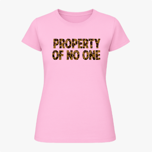 Camiseta com estampa frontal de texto "PROPERTY OF NO ONE" em padrão de estampa animal, proporcionando um efeito selvagem e marcante ao design.