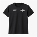 Camiseta com estampa frontal de um emblema oval contendo um animal com asas e a palavra "COTE", e estampa traseira de faca, arranhões e "Operações Especiais".