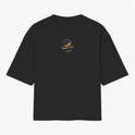 Camiseta com estampa frontal de uma ave colorida em galho, cercada por texto em arco, e estampa traseira de ave maior com texto destacado abaixo.