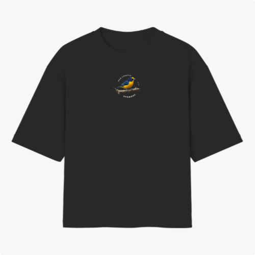 Camiseta com estampa frontal de uma ave colorida em galho, cercada por texto em arco, e estampa traseira de ave maior com texto destacado abaixo.