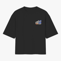 Camiseta com estampa frontal de um tênis estilizado com detalhes em estrelas e um padrão de linhas destacado em seu design gráfico.