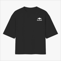 Camiseta com estampa frontal de um logotipo e nome em tamanho pequeno e estampa traseira de um piloto em ação com texto estilizado ao fundo.